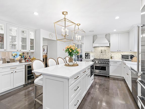 4th image of 6 Dawnwood Ln