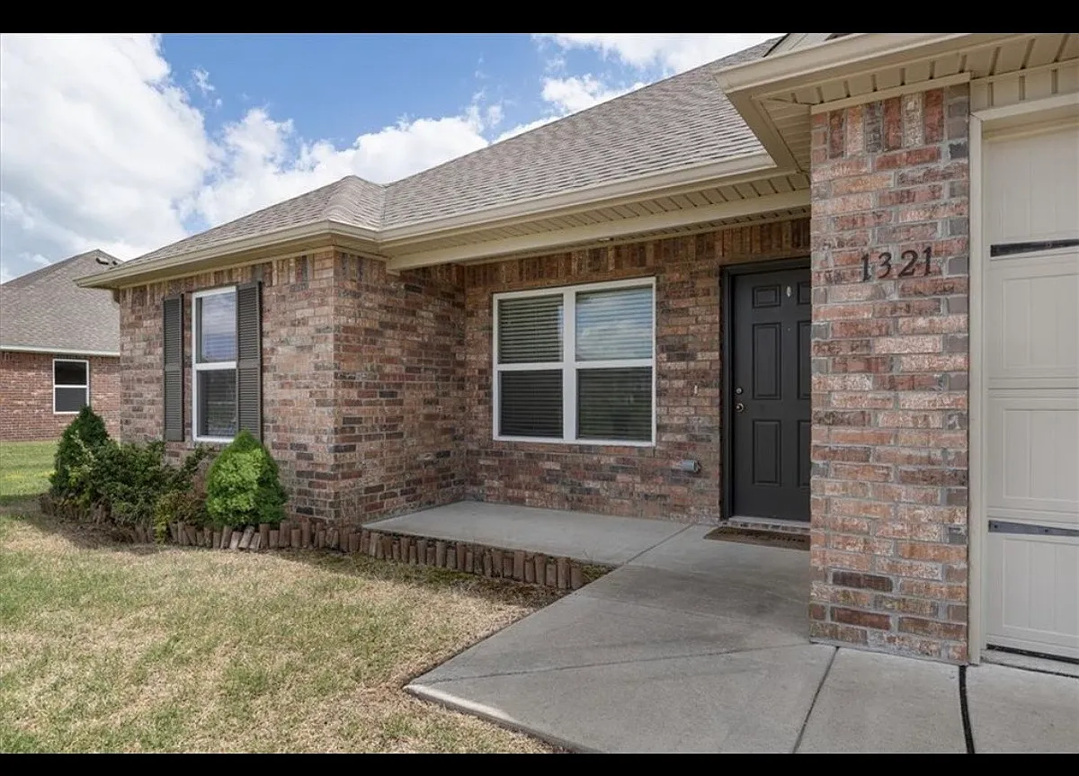 Building Photo - 1321 General Marmaduke Dr
