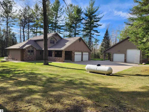 1697 Wildwood Dr, Sterling, MI 48659