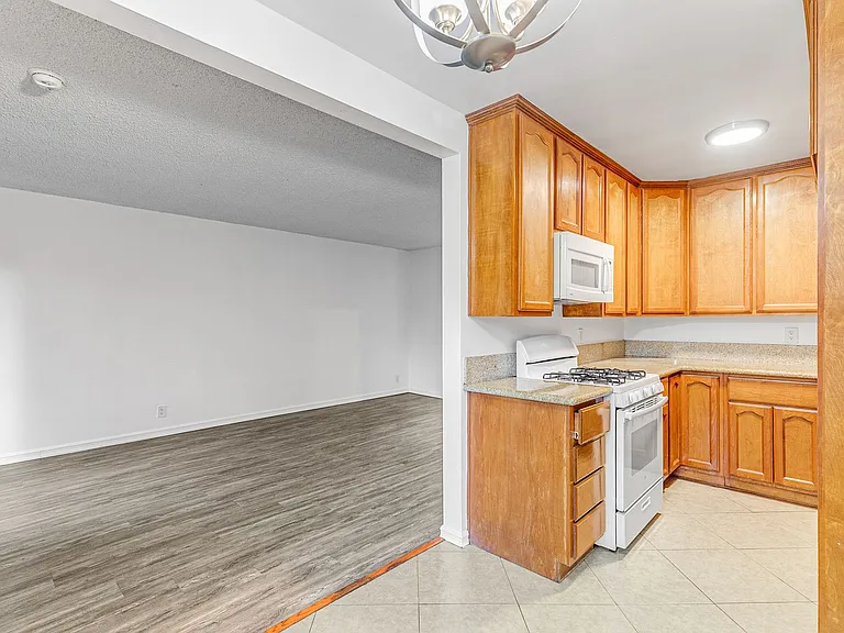 5923 Carlton Way — Photo 15