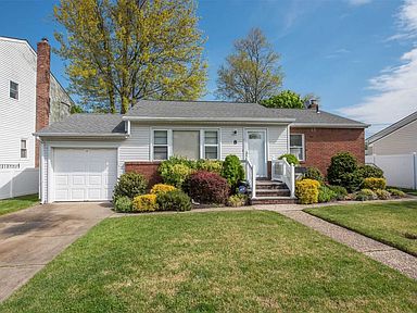 8 Linden Ct Hicksville Ny 11801 Zillow