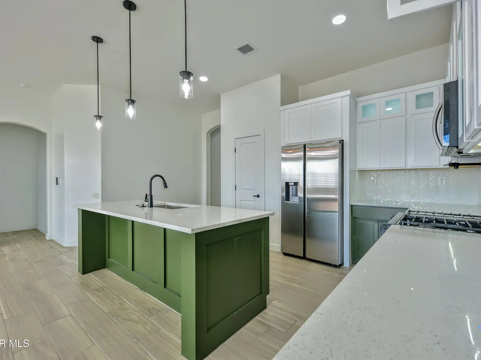 3 bed, 2.0 bath, 1866 sqft, $2,100 — Photo 2