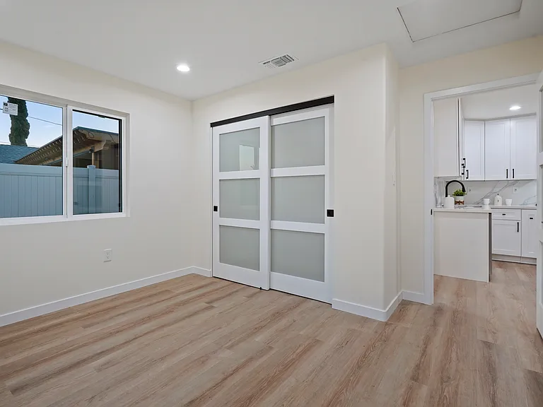 2352 E Delia Ln — Photo 8