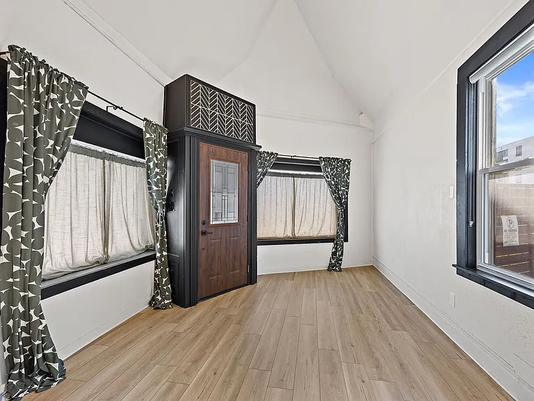 2401 S Kinnickinnic Ave — Photo 4