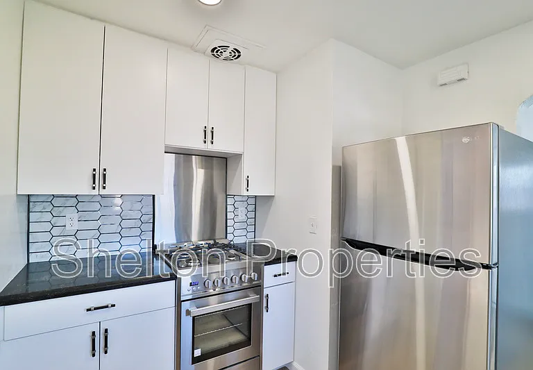 1802 N Laurel Ave — Photo 13
