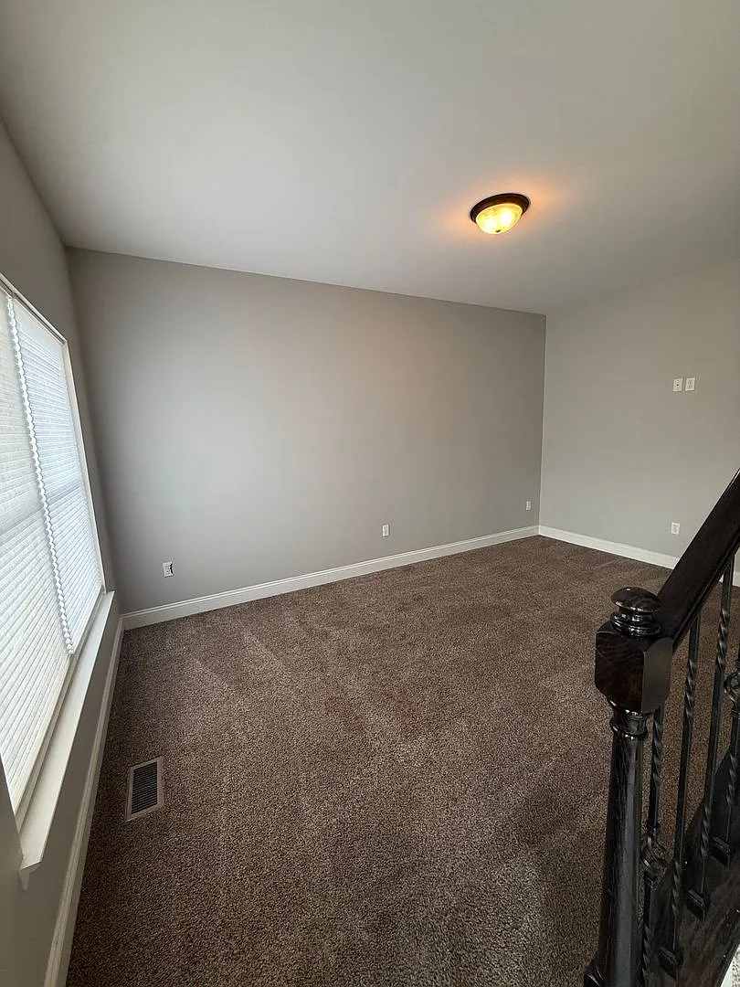 Spacious 5-Bedroom Home with Finished Basement Internet Included! — Photo 3
