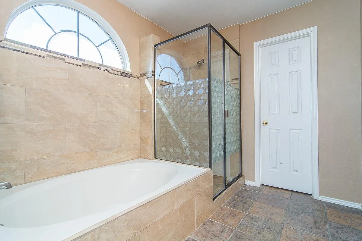 4 bed, 2.5 bath, 2580 sqft, $2,800 — Photo 4