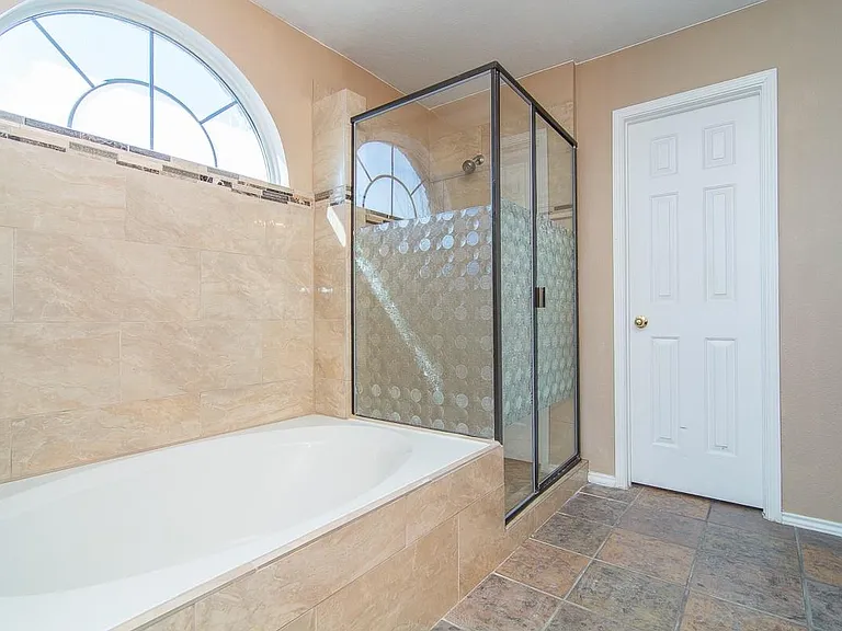 1913 Bradford Pear Sq — Photo 4