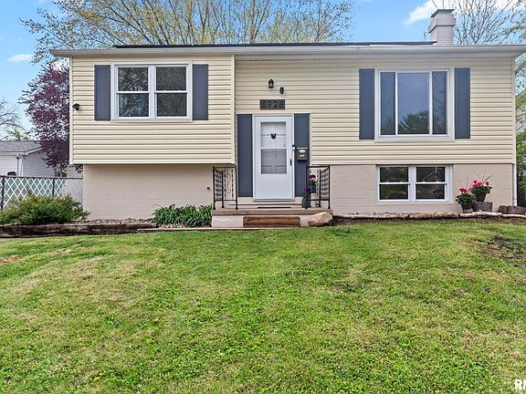 3rd image of 5928 N Wacker Dr