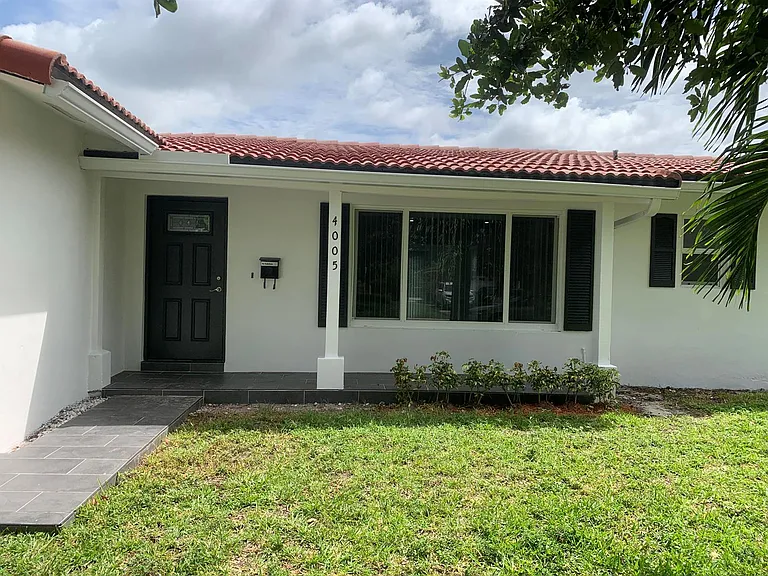 4005 NW 76th Ave — Photo 2
