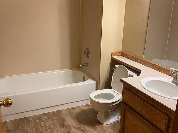 Clean and updated full bathroom