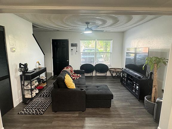Livingroom (Staged)