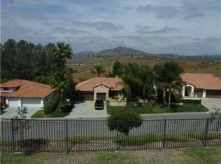 3921 Bluff Pl, Escondido, CA 92025