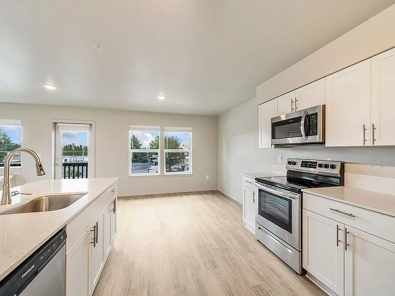 Leasing Special: $500 off 1 Month's Rent plus $1000 Standard Security Deposit! — Photo 15