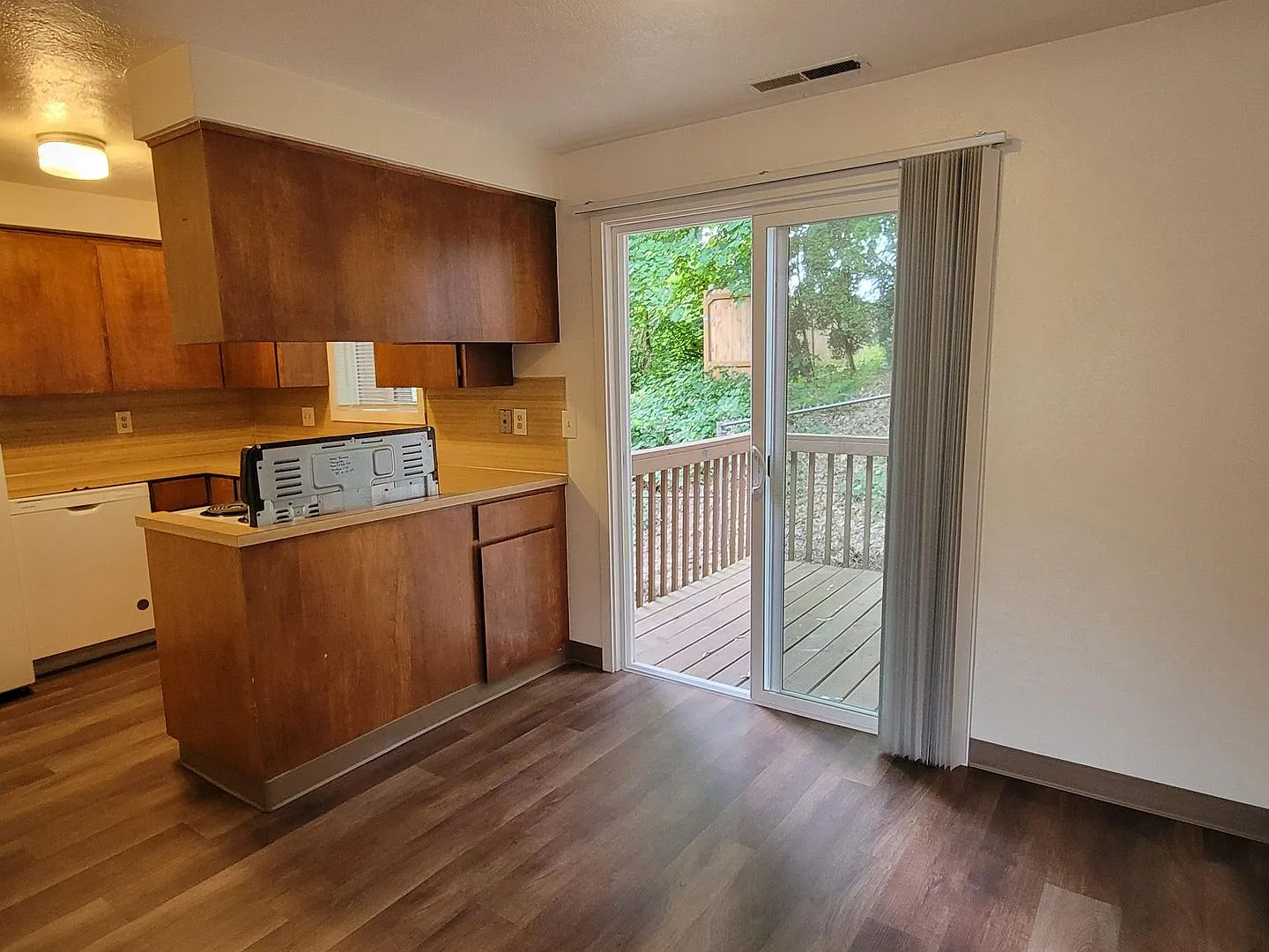 454-180 Stoneway Apartments — Photo 4