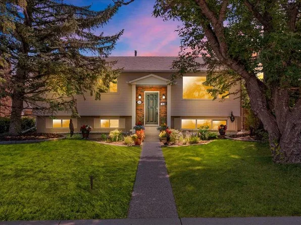 228 Nottingham Rd NW, Calgary, AB T2K 5N5