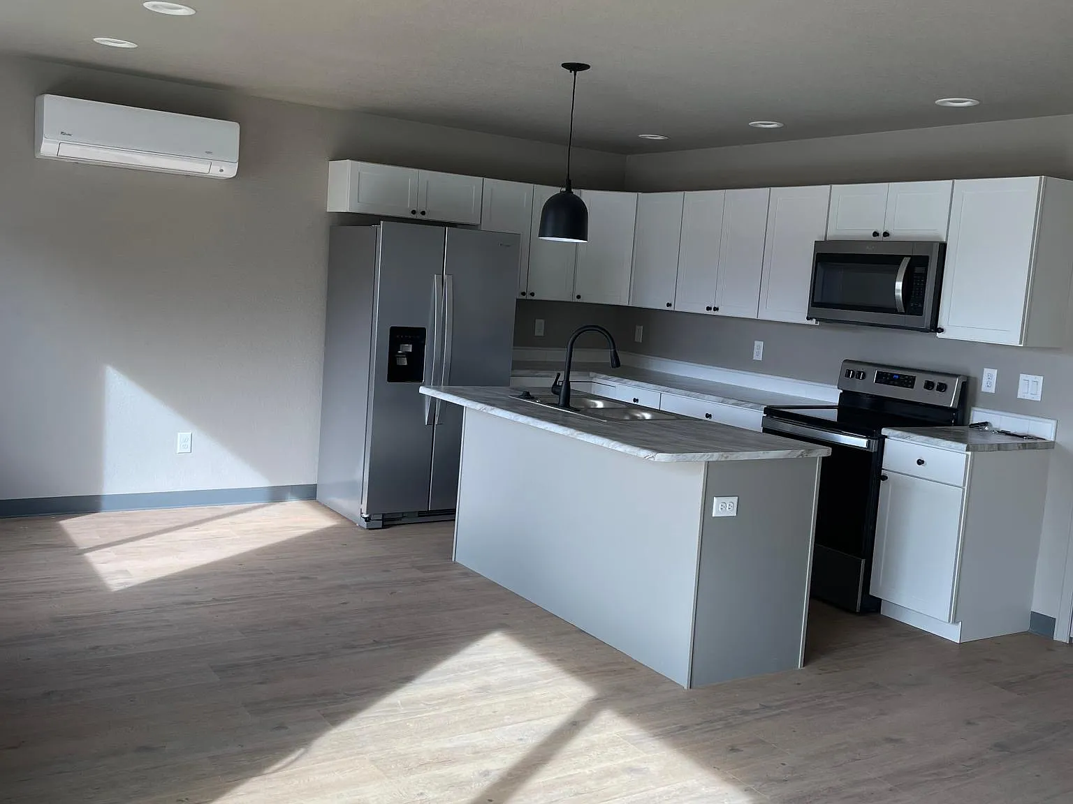 3 bed, 2.5 bath, 1600 sqft, $2,000 — Photo 2