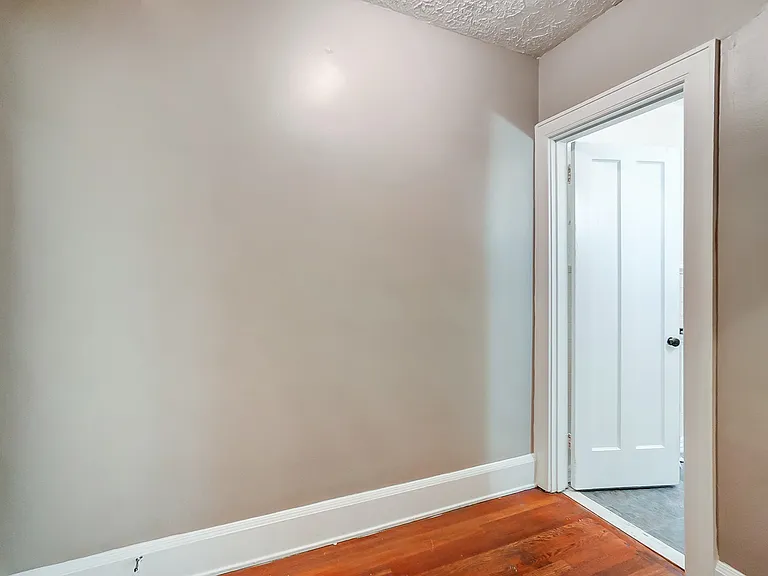 2560 Madison Rd #9 — Photo 7