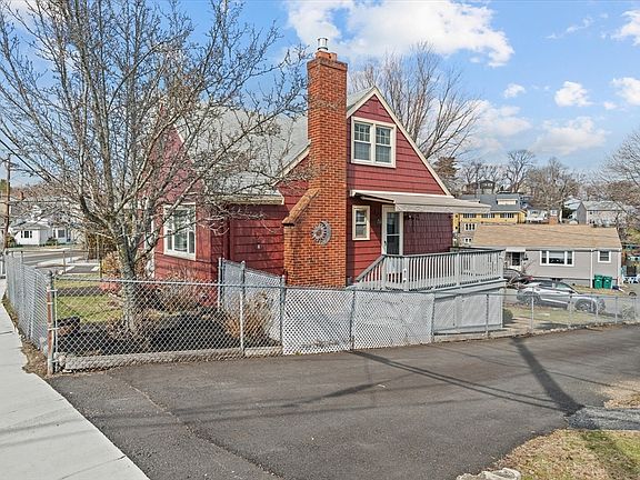 3rd image of 215 Lynnfield St