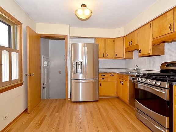 5th image of 5041 N Mont Clare Ave