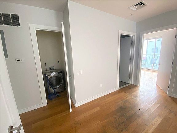 3rd image of 25 Montrose Ave APT 403