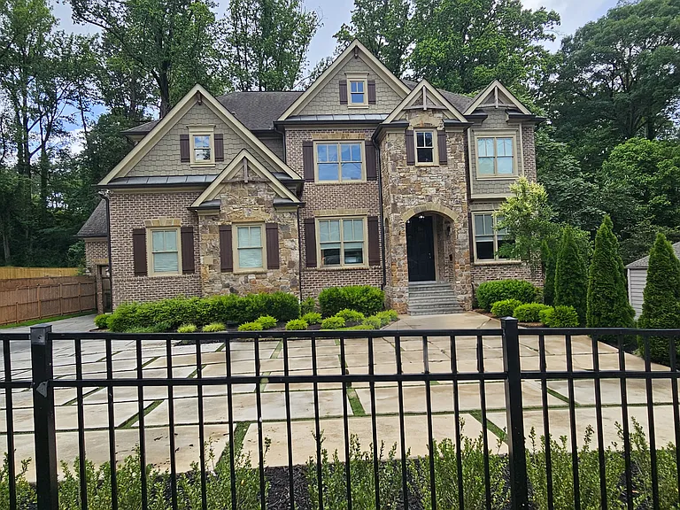 2110 E Roxboro Rd NE — Photo 2