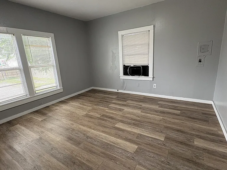 225 N Hope St — Photo 8