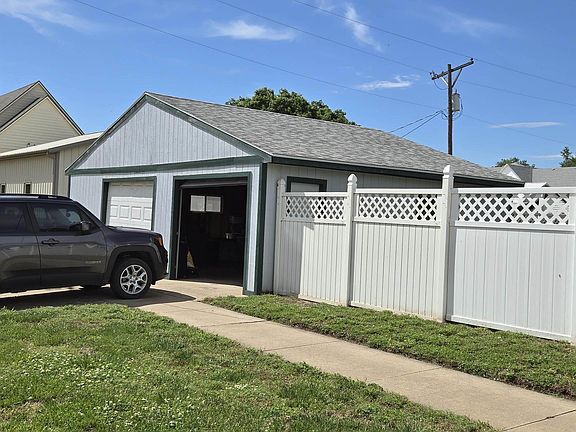 4th image of 822 Maple St