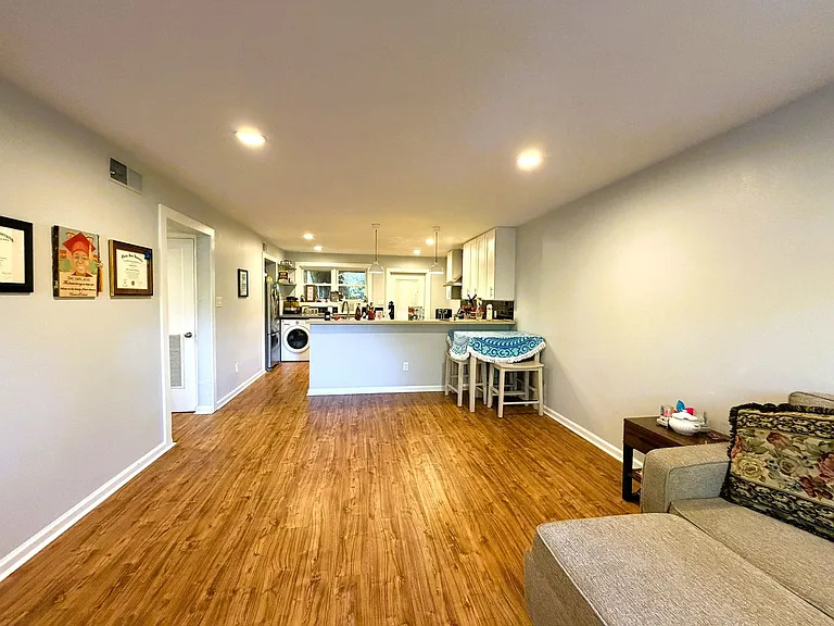 1113 Washington Ct — Photo 4