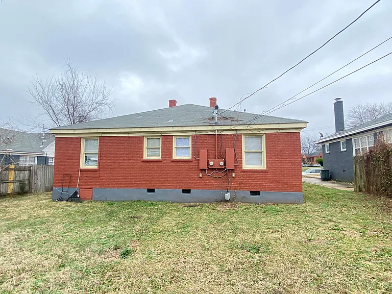 1063 Springdale St — Photo 6