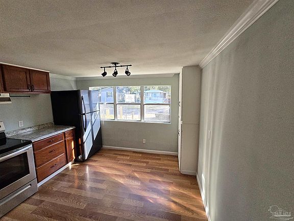 4th image of 463 Mapleleaf Cir