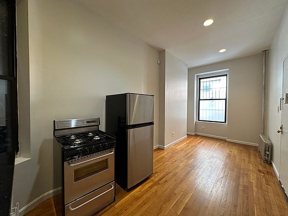 3rd image of 346 W 36th St APT 1C