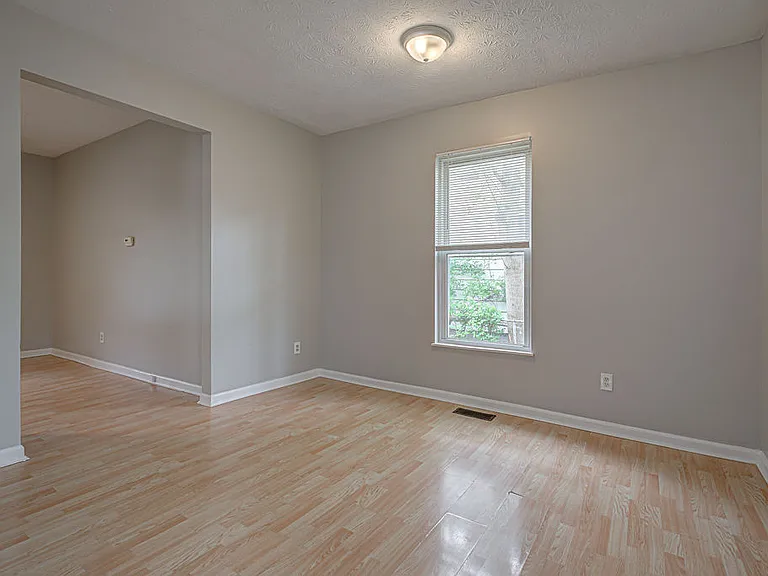 1915 Woodlawn Ave — Photo 7