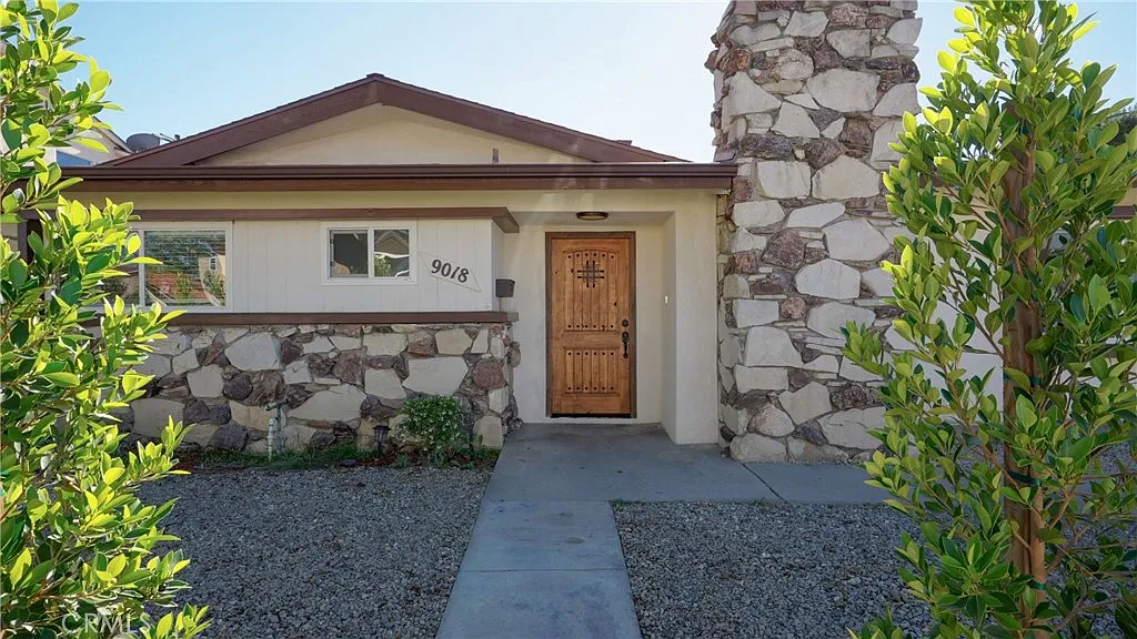 3 bed, 1350 sqft, $3,595 — Photo 1