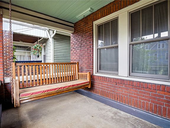 3rd image of 827 Florence Ave