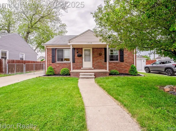 1735 Lindbergh St, Wyandotte, MI 48192
