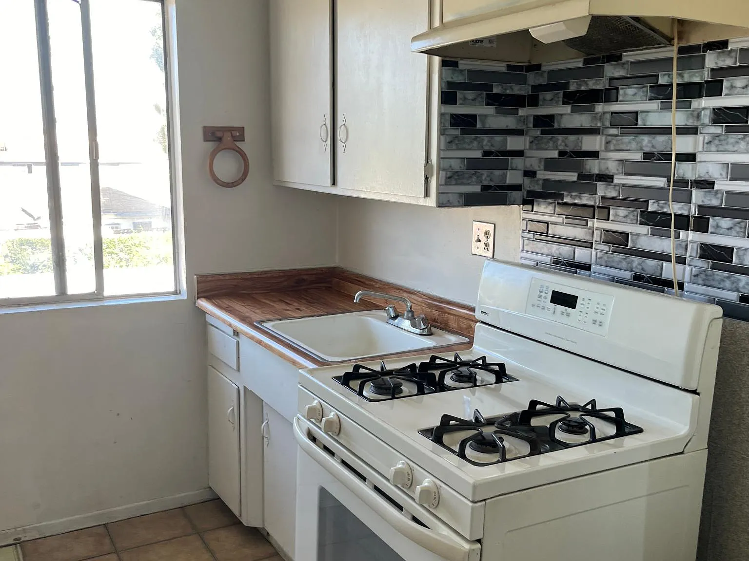 Studio, 300 sqft, $1,520 — Photo 1
