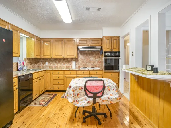 217 Brown Trl, Hurst, TX 76053