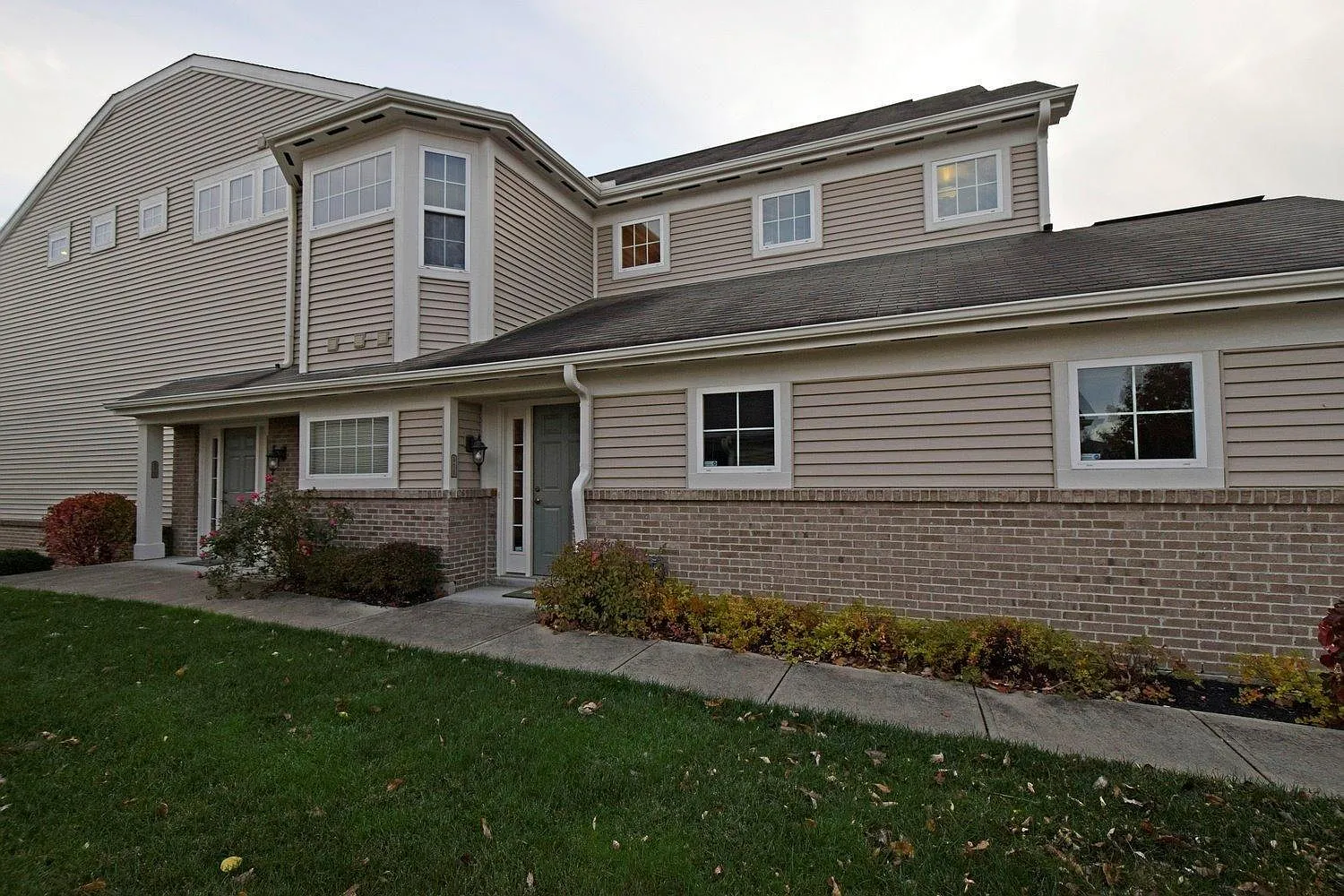 375 Riverbend Dr photo 1