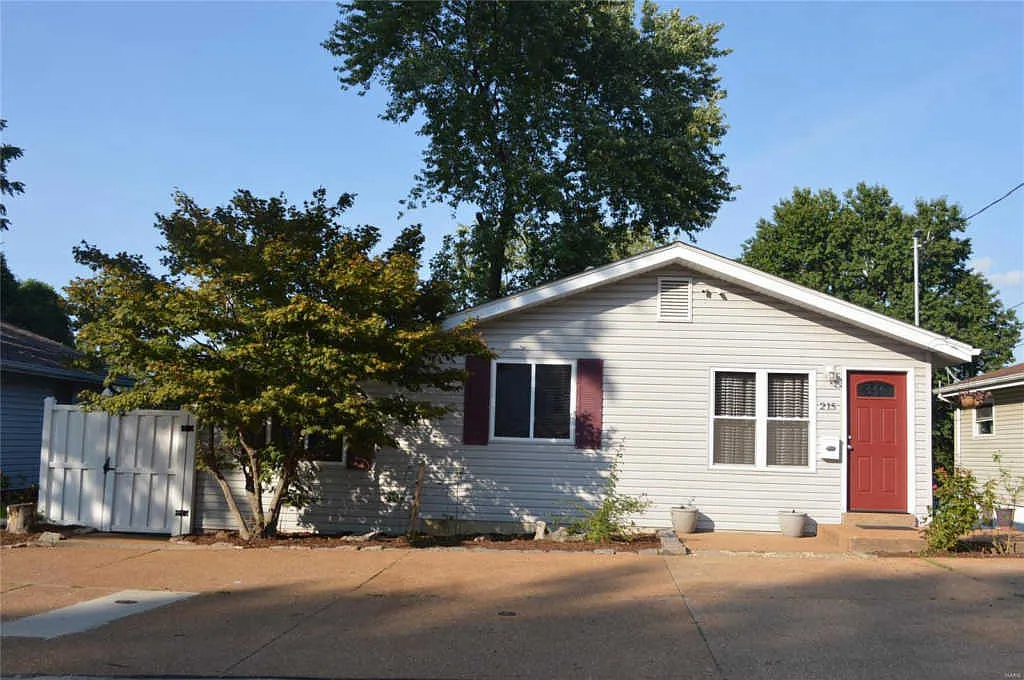 215 Bayless Ave photo 1