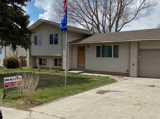 1034 Laredo Dr, Douglas, WY 82633