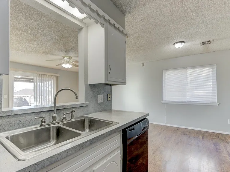 302 N Briarwood St — Photo 6