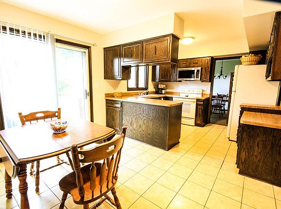 5th image of 221 W Country Dr