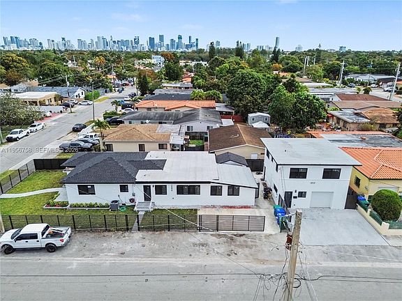 4th image of 2490 SW 17th St