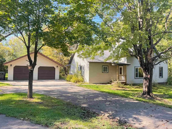 401 Bailey St, Waupaca, WI 54981