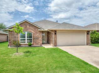 11621 SW 11th St, Yukon, OK 73099