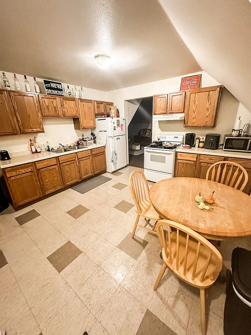 3 bed, 910 sqft, $1,305 — Photo 2