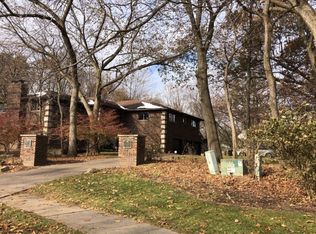 39 Wildwood Dr, Rock Island, IL 61201