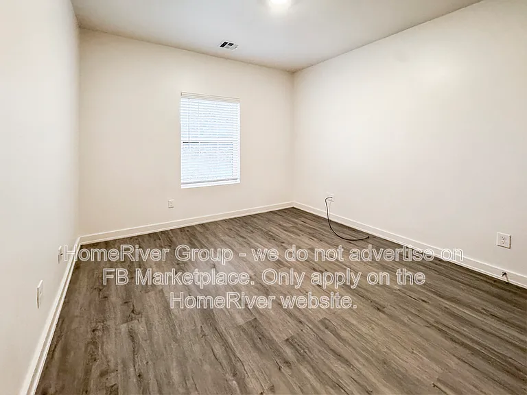 305 E 7th St — Photo 11