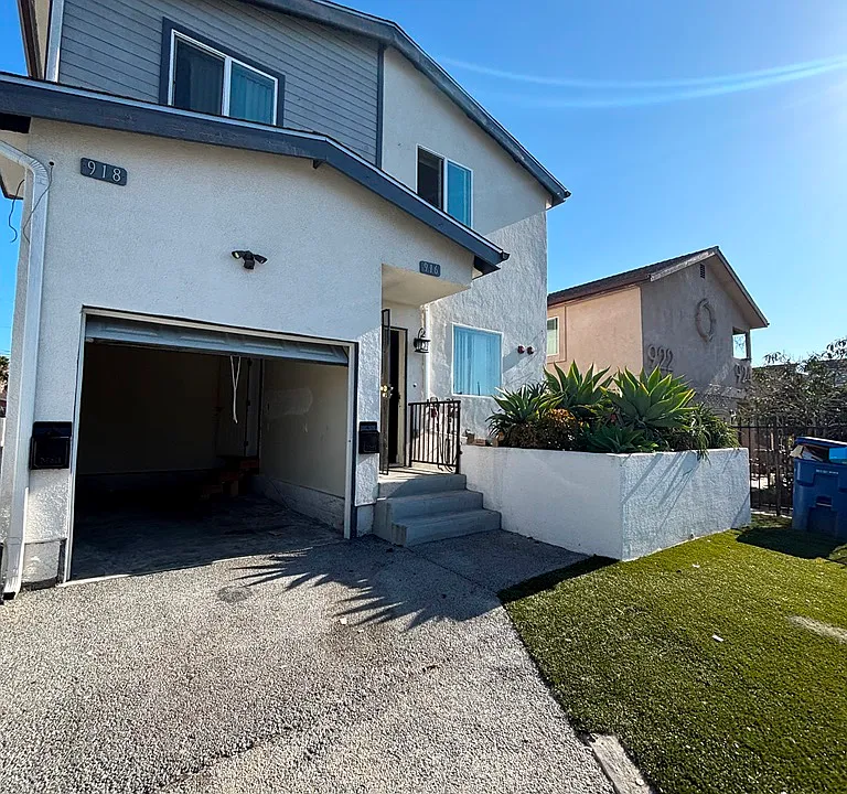 918 W 62nd Pl